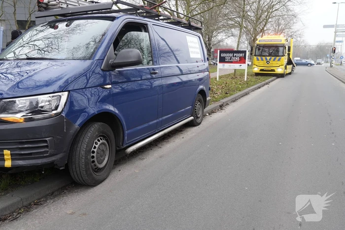 Bestelbus en personenwagen botsen op kruising