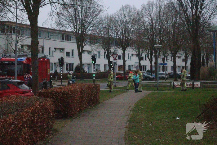 Kind vast met voet tussen spijlen voetbaldoel