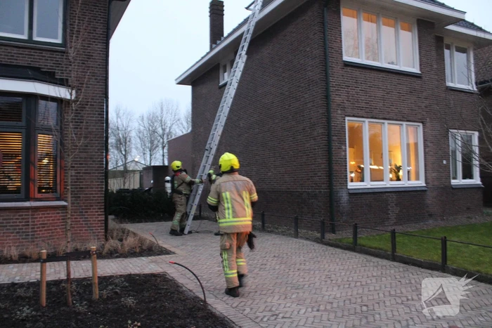 Brand in schoorsteen van woning