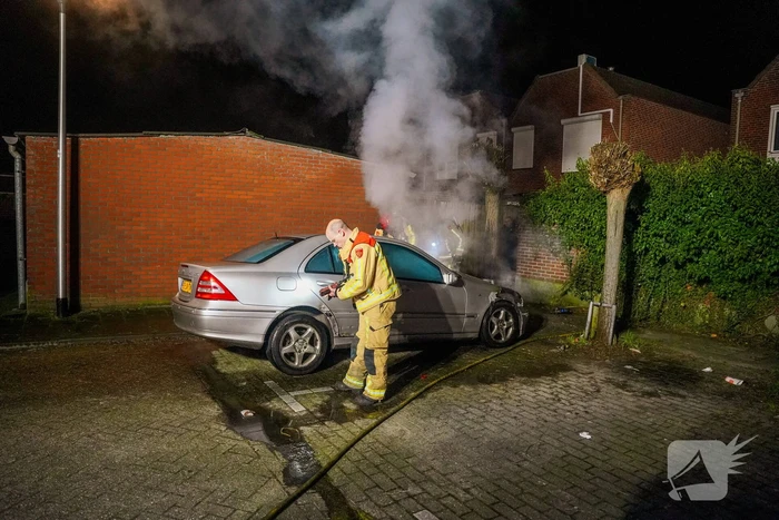 Auto zwaar beschadigd door brand