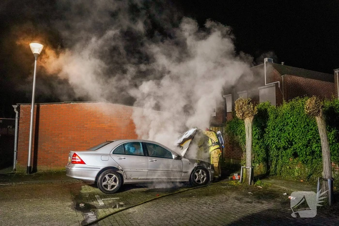 Auto zwaar beschadigd door brand
