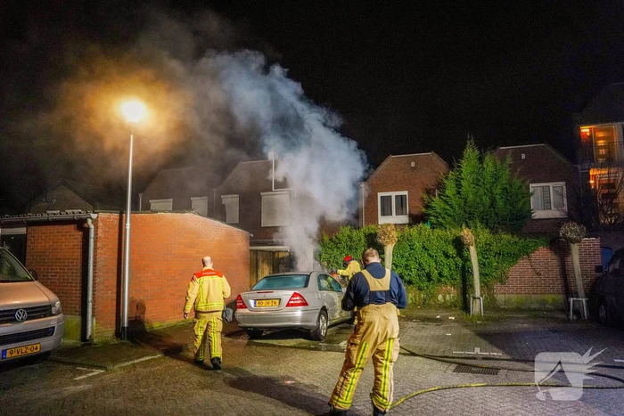 Auto zwaar beschadigd door brand