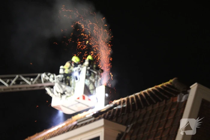 Veel vonken door schoorsteenbrand