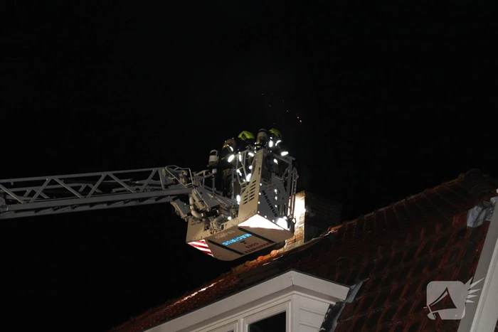 Veel vonken door schoorsteenbrand