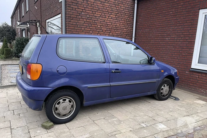 Dief steelt katalysators onder auto vandaan