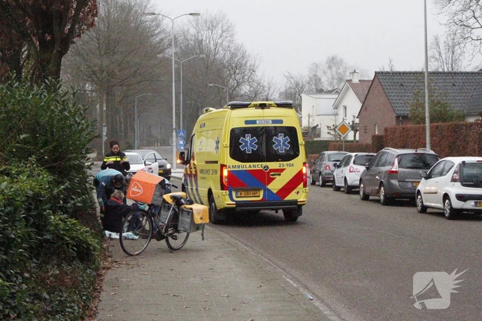PostNL bezorgsters gaat onderuit met fiets