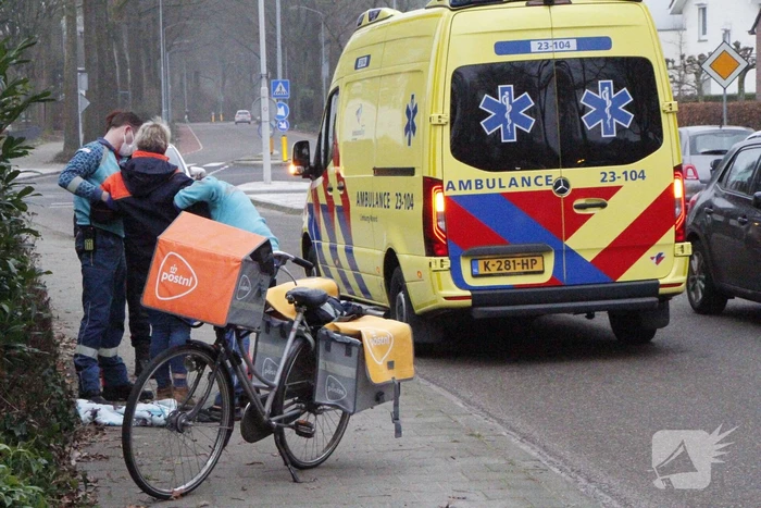 PostNL bezorgsters gaat onderuit met fiets