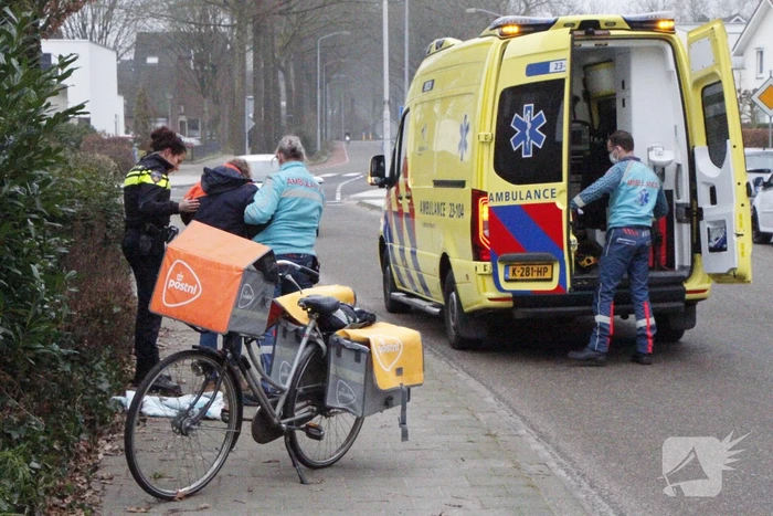 PostNL bezorgsters gaat onderuit met fiets