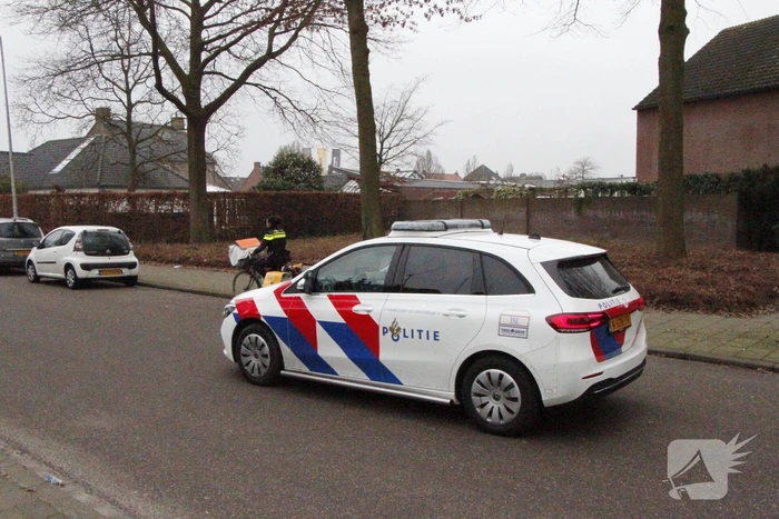 PostNL bezorgsters gaat onderuit met fiets