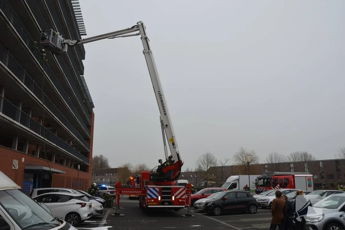 Zwarte rookwolk bij brand in flatwoning