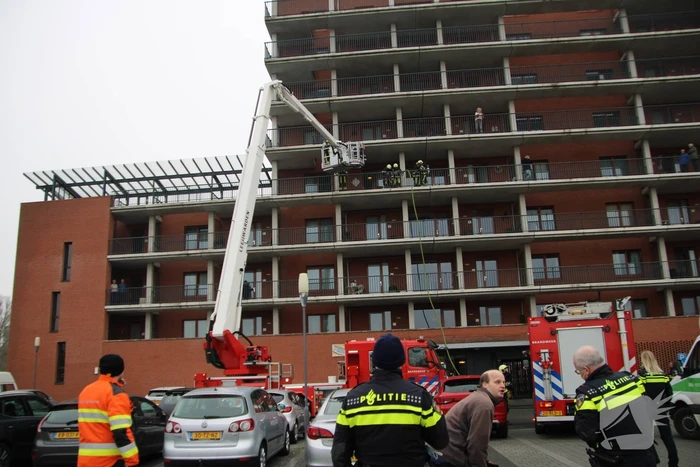 Zwarte rookwolk bij brand in flatwoning