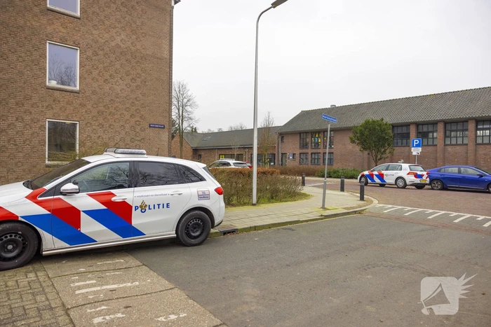 Politie doet onderzoek naar overleden persoon in woning