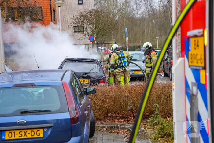 Geparkeerde auto volledig uitgebrand