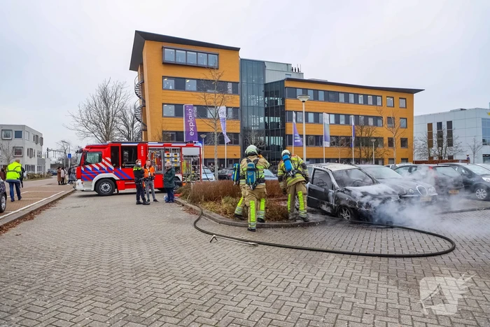 Geparkeerde auto volledig uitgebrand