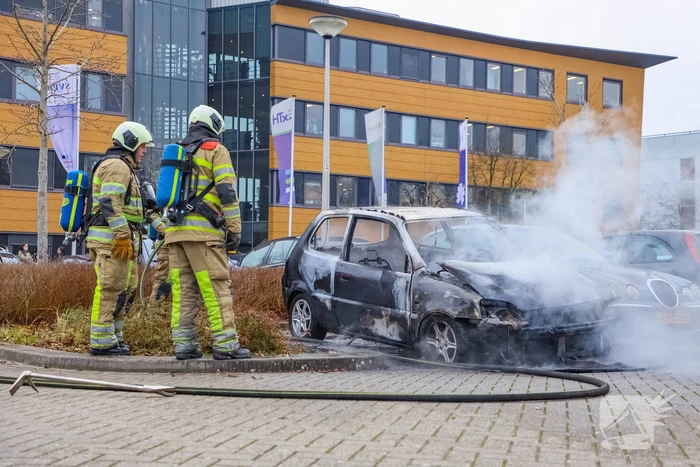 Geparkeerde auto volledig uitgebrand