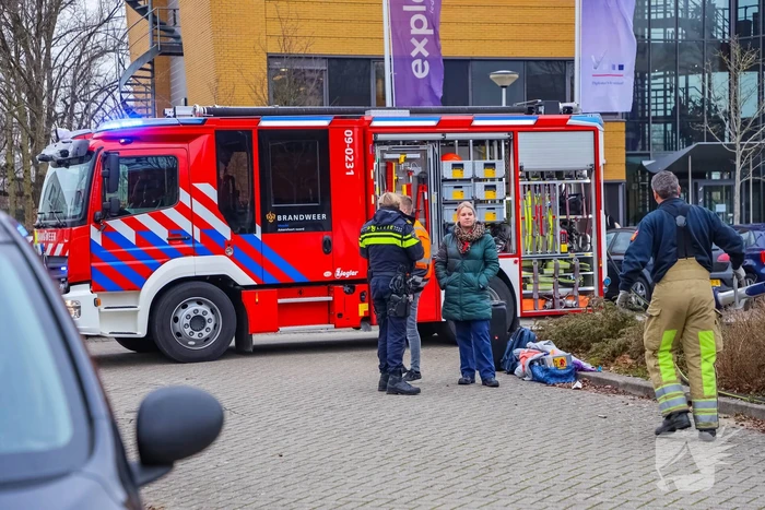 Geparkeerde auto volledig uitgebrand