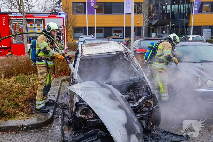 Geparkeerde auto volledig uitgebrand