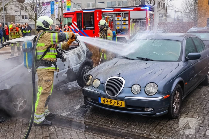 Geparkeerde auto volledig uitgebrand