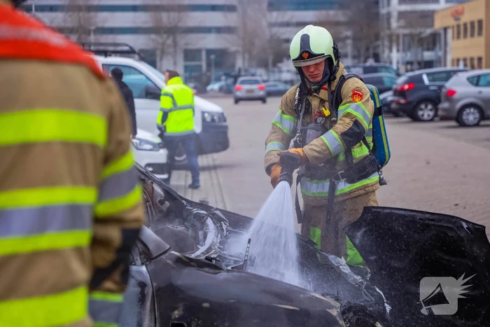 Geparkeerde auto volledig uitgebrand