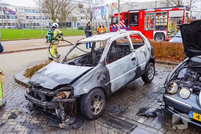 Geparkeerde auto volledig uitgebrand