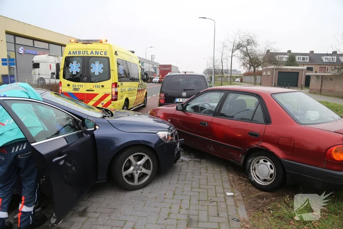 Schade aan meerdere voertuigen door ongeval