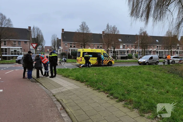 Fietser en motorrijder in botsing op oversteekplaats