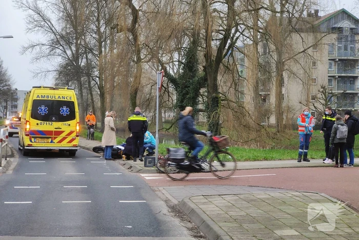 Fietser en motorrijder in botsing op oversteekplaats