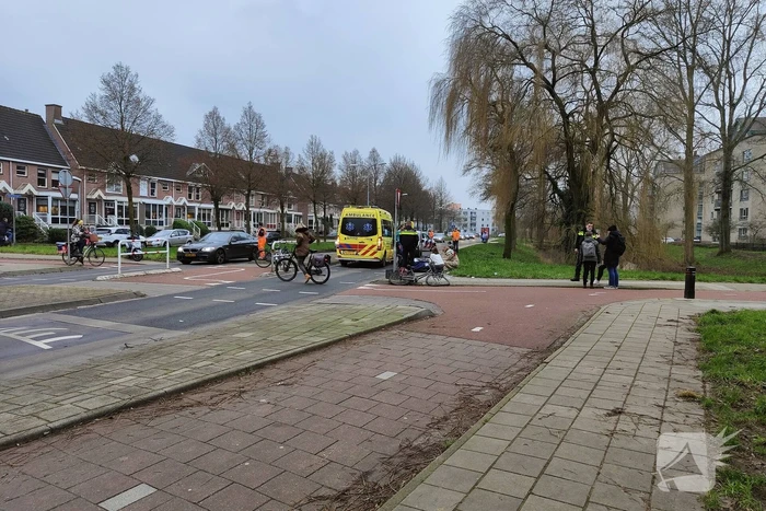 Fietser en motorrijder in botsing op oversteekplaats