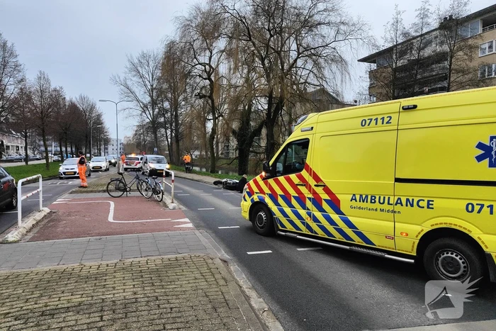 Fietser en motorrijder in botsing op oversteekplaats