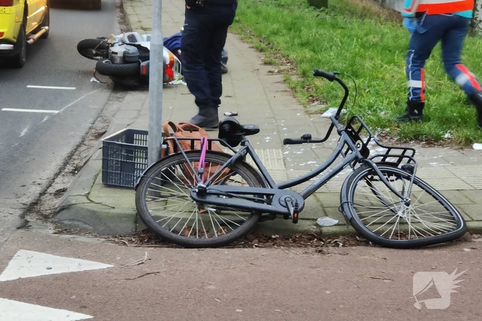 Fietser en motorrijder in botsing op oversteekplaats