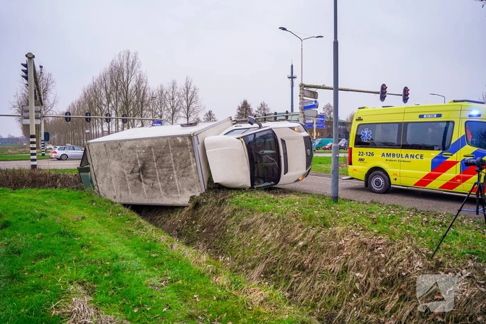 Bestelbus kantelt en belandt in sloot