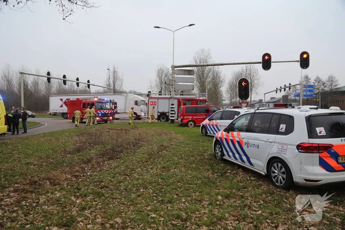 Bestelbus kantelt en belandt in sloot