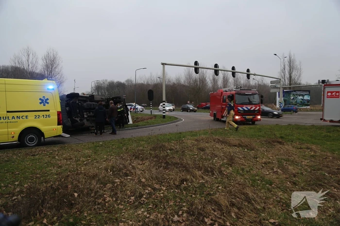Bestelbus kantelt en belandt in sloot