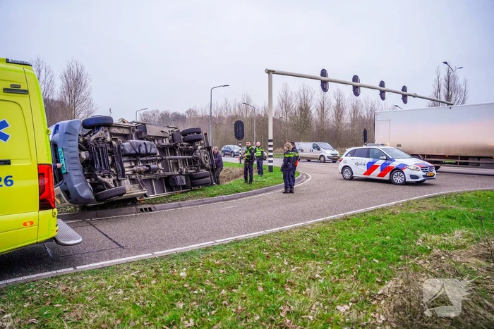 Bestelbus kantelt en belandt in sloot