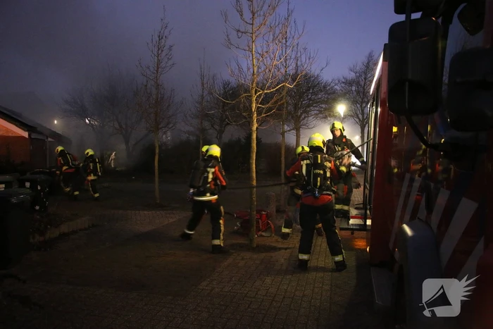 Flinke vlammen door brand in woning