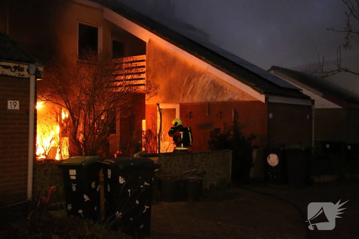 Flinke vlammen door brand in woning