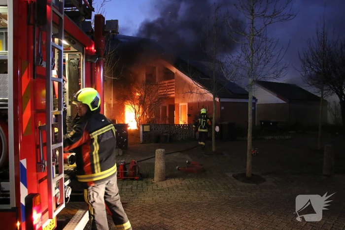 Flinke vlammen door brand in woning