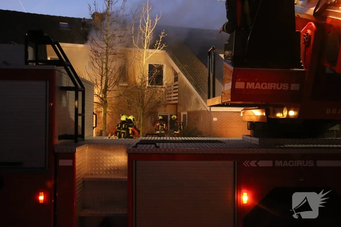 Flinke vlammen door brand in woning