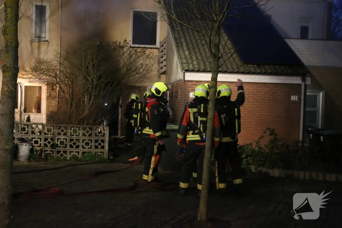 Flinke vlammen door brand in woning