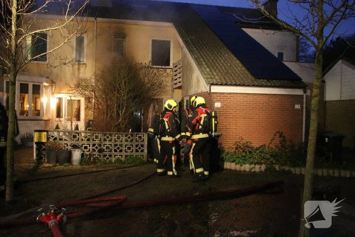 Flinke vlammen door brand in woning