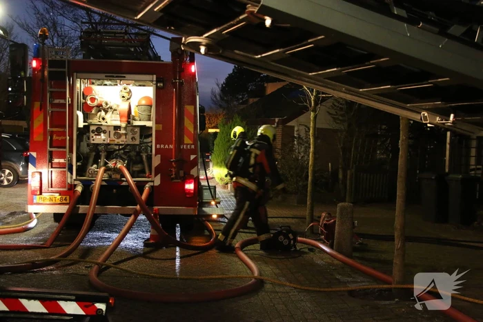 Flinke vlammen door brand in woning