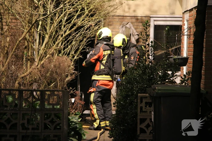 Flinke vlammen door brand in woning