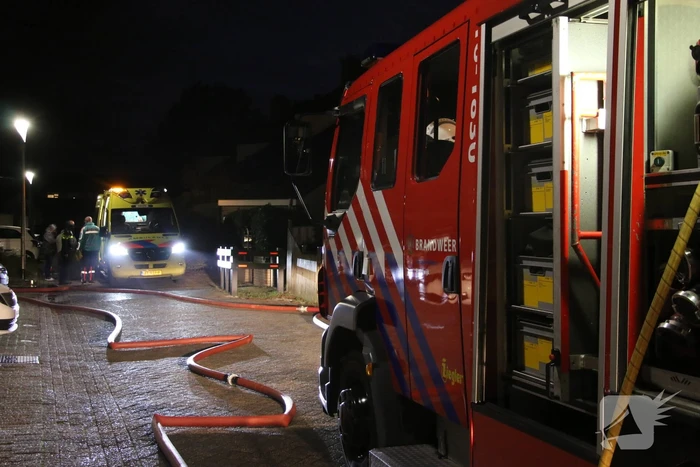 Flinke vlammen door brand in woning