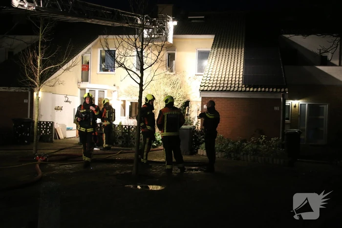 Flinke vlammen door brand in woning