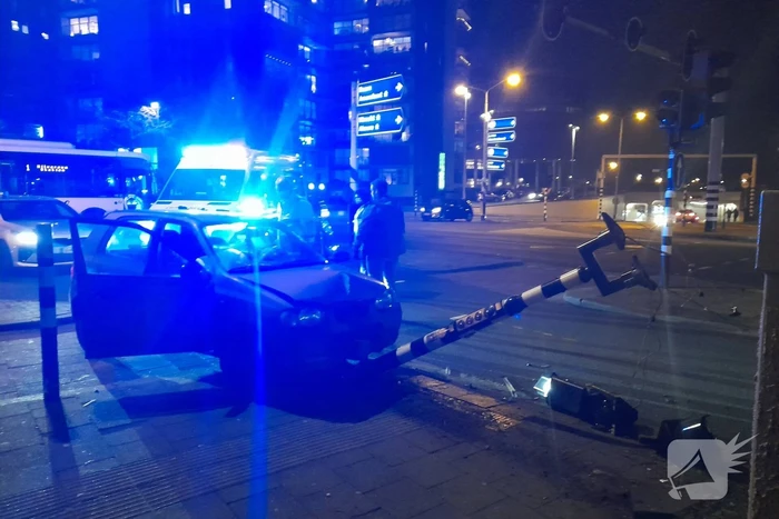 Bestuurder botst met voertuig tegen stoplicht