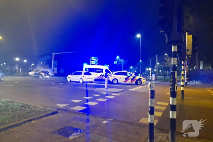 Bestuurder botst met voertuig tegen stoplicht
