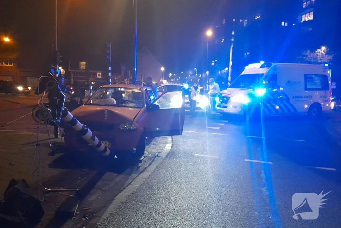 Bestuurder botst met voertuig tegen stoplicht