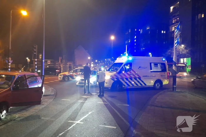 Bestuurder botst met voertuig tegen stoplicht