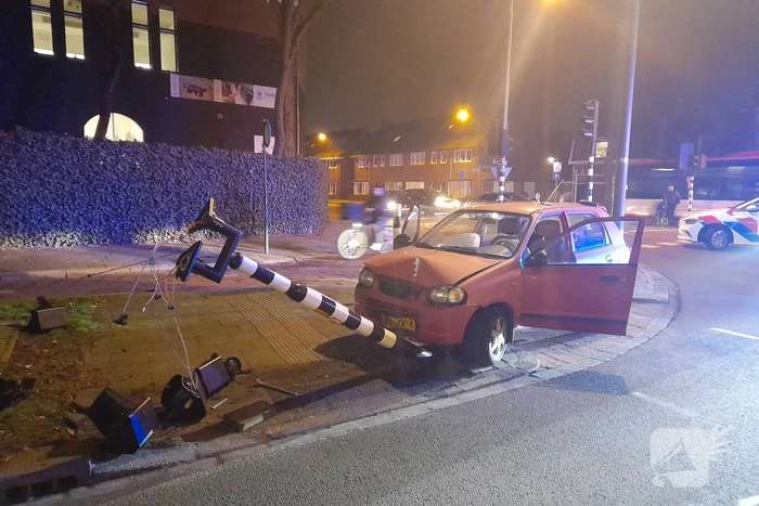 Bestuurder botst met voertuig tegen stoplicht