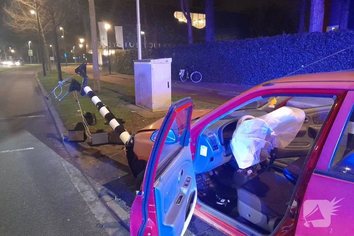 Bestuurder botst met voertuig tegen stoplicht